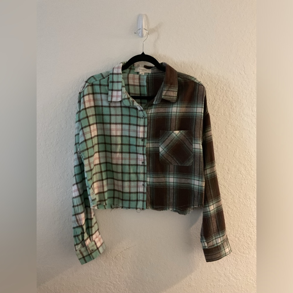 NO COMMENT NY-LA plated long sleeve button down top. Size M